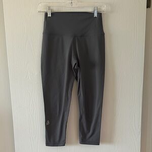 P'tula Gray Capri-length Leggings